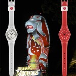 Left-to-right: Swatch Across the Town / SG50 (SKK1000F), the 37-metre Sentosa Merlion and the Swatch Cherry-Berry / SG50 (GR154N) Special Edition. The two Swatch special editions feature either the red or white colours of Singapore’s national flag and both have a white loop with the SG50 logo commemorating the nation’s 50th anniversary of its independence (1965 to 2015). The two Swatch watches are each priced at SGD69. The Sentosa Merlion, designed by Australian sculptor James Martin, was completed in 1995 and thus celebrates its 20th birthday in 2015. Photo of Sentosa Merlion: © TANG Portfolio. Image of the Sentosa Merlion lighted up with Singapore’s national flag colours and symbols taken on 8 August 2015 at 9pm. Photo of the two Swatch special edition watches: © Swatch